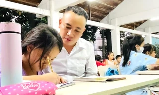 Anh ‘giáo làng’ áo xanh và 80 đứa trẻ trong ngôi miếu ở Bình Dương