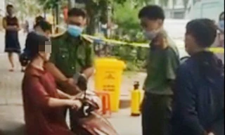 Người phụ nữ la hét đòi ra khỏi chung cư bị phong tỏa ở Bình Dương