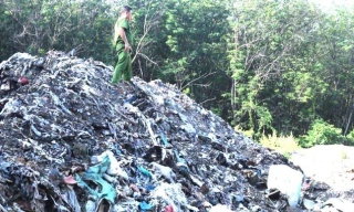 Bắt giam chủ cơ sở nuôi trồng thủy sản vì chôn 600 tấn rác thải 