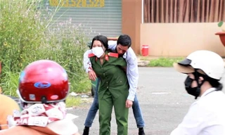 Ấm lòng hình ảnh nữ học viên cảnh sát cõng người đàn ông gặp tai nạn