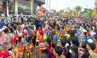 Đường phố đất Thủ chật cứng người rước cộ Bà