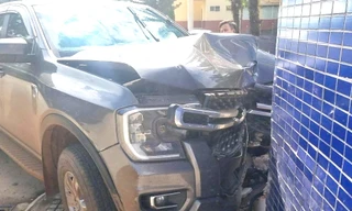 Một bệnh nhân rời giường bệnh, lái ô tô tông thẳng vào tường