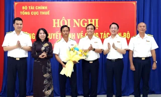 Trao quyết định của Tổng cục Thuế về công tác cán bộ 