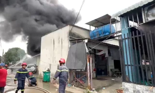 [CLIP] Lửa bao trùm xưởng phế liệu ở Bình Dương