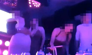 Tiếp viên nữ múa thoát y trong quán karaoke ở Bình Dương