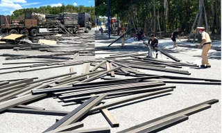 Hoảng hồn khi hàng chục thanh sắt trên xe đầu kéo 'lao' xuống đường