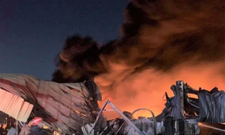 Công ty sản xuất bao bì rộng 10.000m2 chìm trong biển lửa