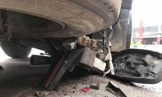 Dùng xe cẩu nâng bánh xe container giải cứu người phụ nữ