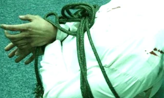 Bắt giữ nhóm đối tượng ép người ký giấy nợ hơn 600 triệu đồng