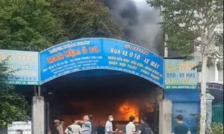 Lửa bao trùm cơ sở nội thất ô tô, 1 xe bị cháy rụi