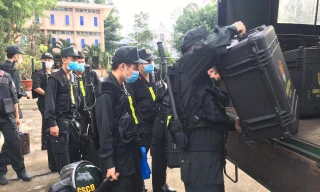 Cận cảnh hàng trăm cảnh sát cơ động chi viện cho TPHCM và Bình Dương chống dịch