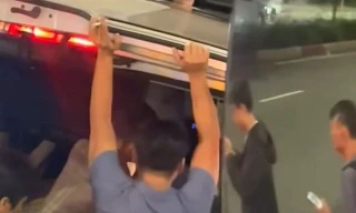 Giải cứu hành khách trên xe 12 chỗ lật nhào giữa đường ở Bình Dương