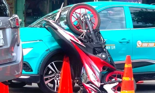 Tai nạn liên hoàn khiến 5 ô tô dính chặt vào nhau, biến dạng