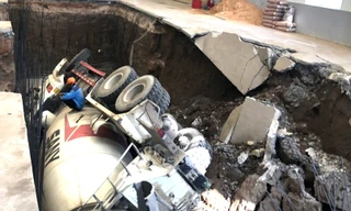 Hi hữu chiếc xe bồn lật nhào xuống hố trong nhà xưởng ở Bình Dương