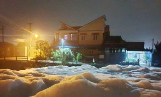 Kỳ lạ: 'Tuyết' phủ trắng suối ở Bình Dương sau cơn mưa lớn