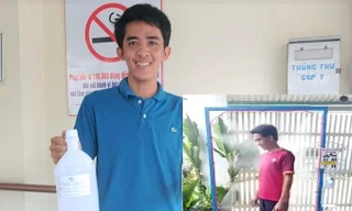 Chàng trai 9X ở Bình Dương sáng chế máy phun khử trùng tự động mỗi khi người đi qua