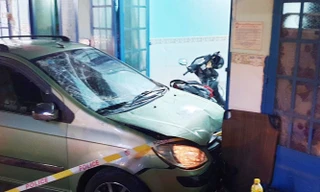 Bốn người bị thương khi ô tô ‘điên’ tông liên hoàn trước khi lao vào nhà dân