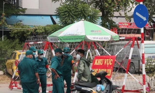 Lực lượng chức năng phong tỏa chung cư nơi hai anh em bệnh nhân COVID-19 lưu trú.