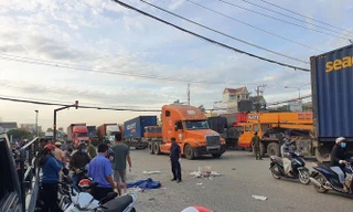 Xe container cán chết người giữa ngã tư rồi bỏ chạy