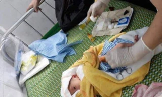 Hai bé sơ sinh bị mẹ bỏ rơi ở Bình Dương