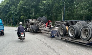 Vào cua mất lái, xe container 'lấm lưng trắng bụng' trên đường