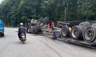 Vào cua mất lái, xe container 'lấm lưng trắng bụng' trên đường