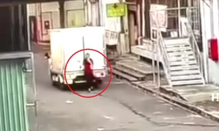 CLIP: Vừa đi vừa bấm điện thoại, cô gái bị xe tải tông lọt gầm và đứng dậy như chưa có gì xảy ra