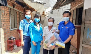 Tuổi trẻ đất Thủ đến gõ cửa từng nhà, phát quà cho người khó khăn