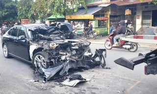 Ô tô 5 chỗ biến dạng sau va chạm với xe bồn