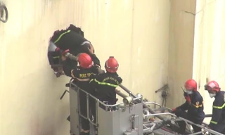 Vụ quán karaoke cháy khiến 15 nạn nhân tử vong: Phá tường để tiếp cận 2 phòng hát nghi có người 