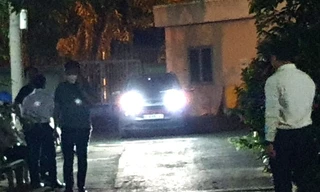 Người đàn ông chạy xe ô tô vào nhà bất cẩn tông trúng con gái 2 tuổi