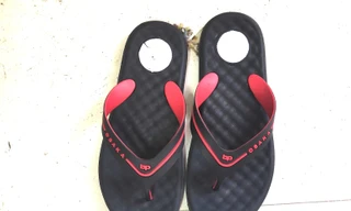 10 thiếu niên đánh gục một người đi đường rồi cướp đôi dép