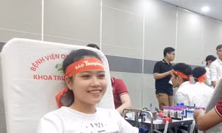 Nụ cười ‘tỏa nắng’ của các bạn trẻ tại ngày hội hiến máu Chủ nhật đỏ