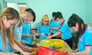 Thanh niên Bình Dương ‘thức khuya, dậy sớm’ lo cơm cho người nghèo