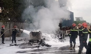 CLIP: Xe container bốc cháy dữ dội khi lưu thông ở Bình Dương 