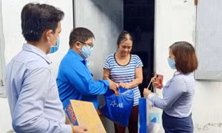 Đoàn viên thanh niên đến gõ cửa từng phòng trọ phát gạo cho công nhân