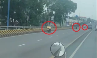 CLIP: Dòng xe nối đuôi nhau chạy ngược chiều trên cầu vượt ở Bình Dương