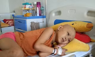 Xót thương bé gái bị ung thư máu cận kề hiểm nguy vì nhà hết tiền