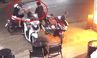 [CLIP] Nữ nhân viên quán cà phê ôm mặt cầu cứu sau khi bị tạt ly trà sữa pha ớt 