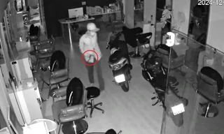 [CLIP] Kẻ trộm cầm dao đột nhập tiệm làm tóc ở Bình Dương 