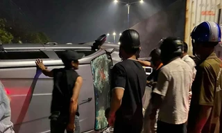 Dùng búa phá cửa giải cứu người trong ô tô lật giữa đường 