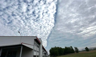 Mây 'phân cực' khác lạ trên bầu trời Bình Dương