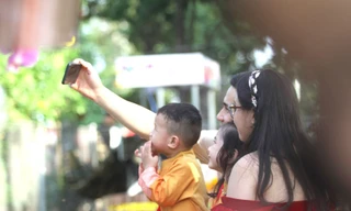 Hơn 450.000 công nhân không về quê, đường hoa Bình Dương đông nghịt chiều mùng Một Tết