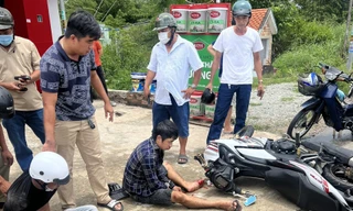 Đang dự đám tang, trung úy cảnh sát tức tốc truy đuổi, bắt hai tên cướp sau tiếng tri hô 