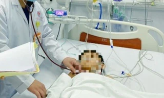 Bé trai 8 tháng tuổi tử vong bất thường tại nhà giữ trẻ tự phát