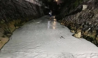 'Tuyết’ phủ trắng suối, mùi hôi nồng nặc ở Bình Dương