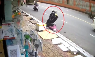 [CLIP] Người phụ nữ và xe máy lộn nhào, cắm đầu giữa đường