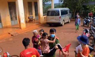 Đoàn thanh niên Công an đến tận nhà cấp CCCD cho bà con dân tộc thiểu số