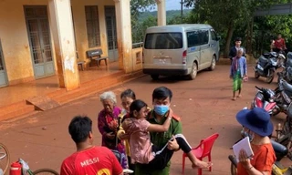 Đoàn thanh niên Công an đến tận nhà cấp CCCD cho bà con dân tộc thiểu số