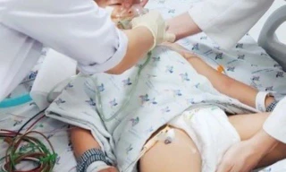 Bắt nữ tiếp viên karaoke đánh con trai 1 tuổi đến tử vong